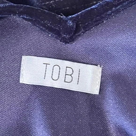 TOBI Relaxed and flowy silhouette with a sexy low back. Navy blue velour fabric. - Picture 5 of 10